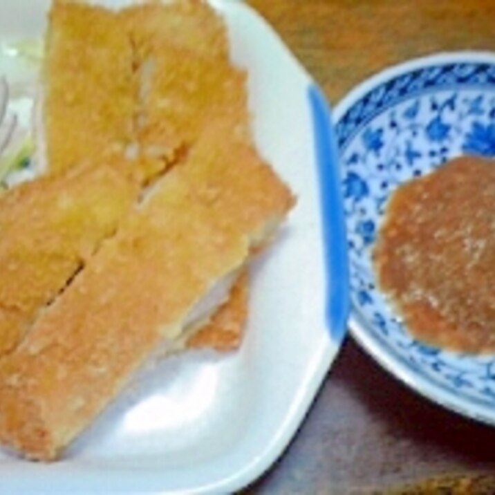 胡麻ソースで食べる、とんかつ